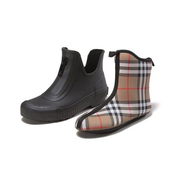 New in box Burberry rain boots with check lining - Picture 6 of 9